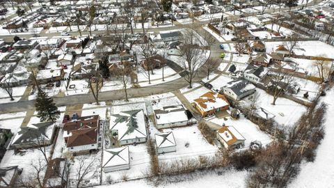 Tiny photo for 231 E Wayne Place, Wheeling, IL 60090 (MLS # 12550826)