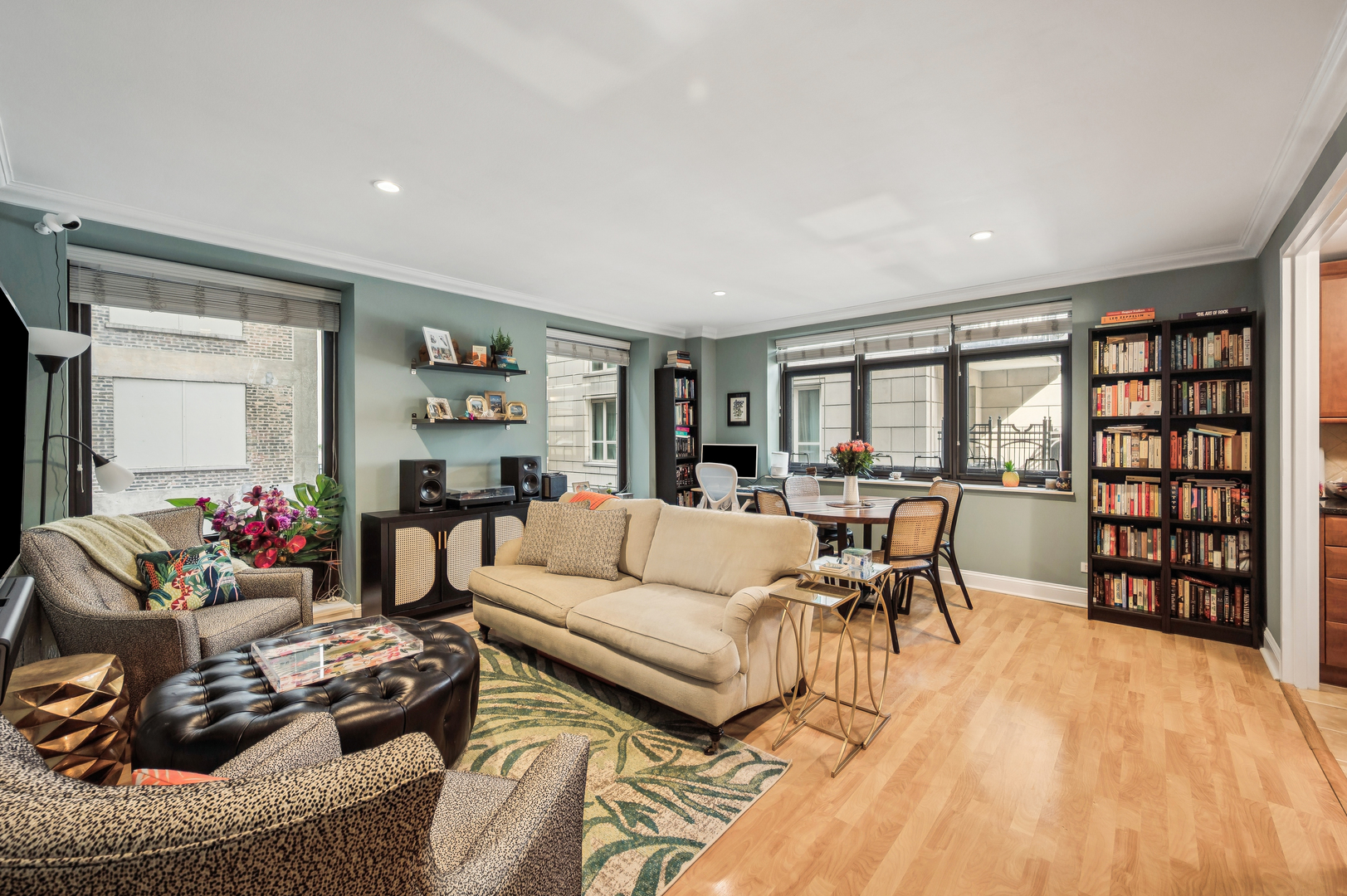 40 E DELAWARE Place 904