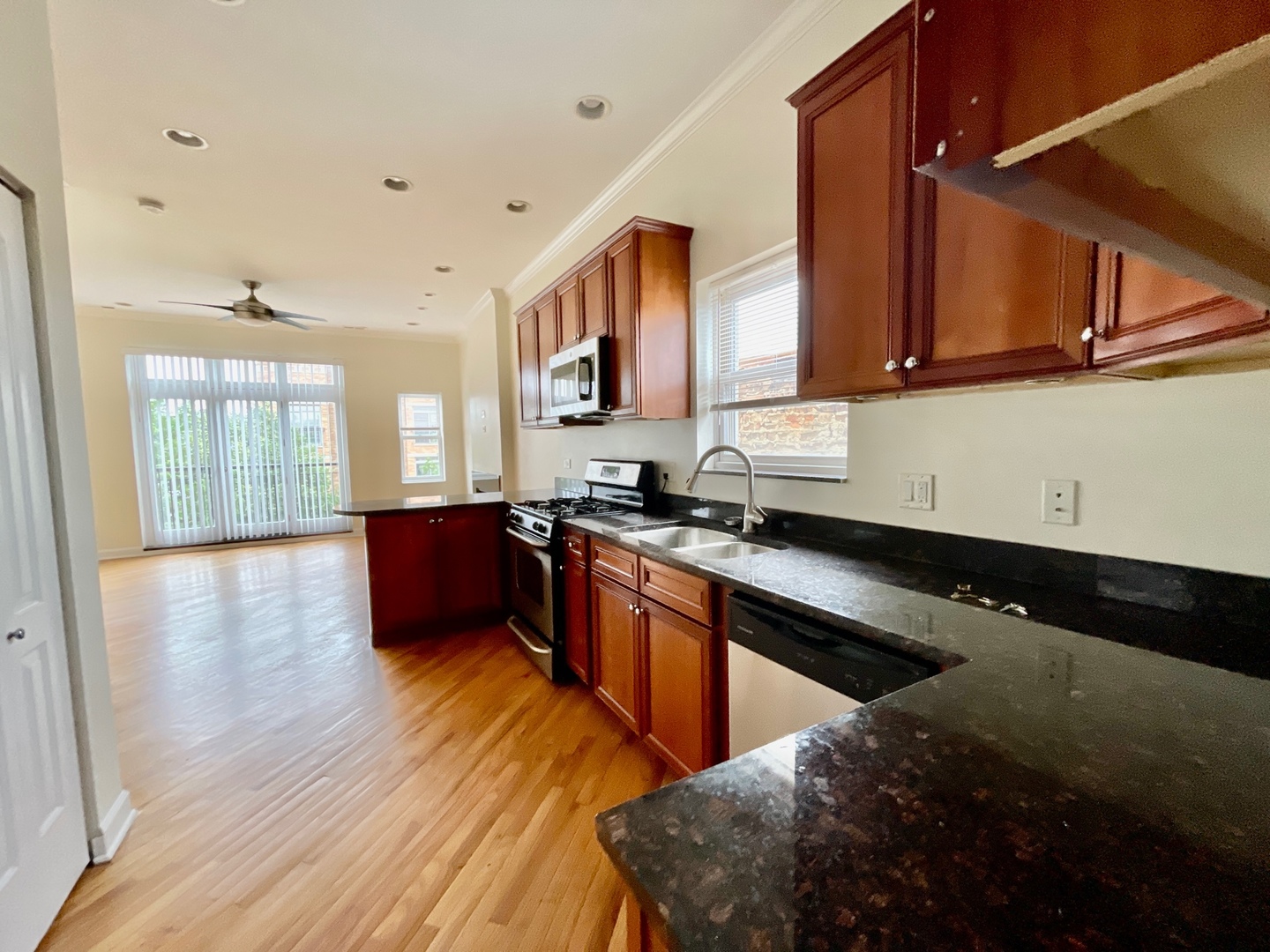 2215 W MONROE Street 4