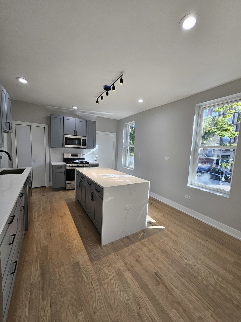 901 N Francisco Avenue 1R