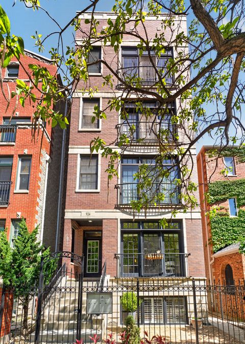Photo of 924 W ROSCOE Street #1, Chicago, IL 60657 (MLS # 12645614)