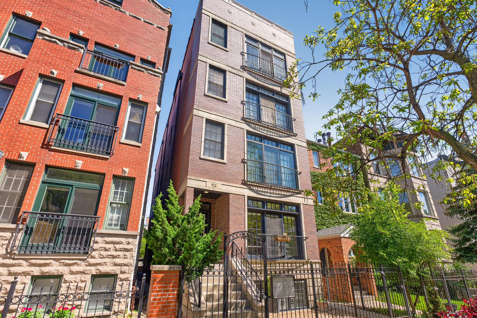 924 W ROSCOE Street 1