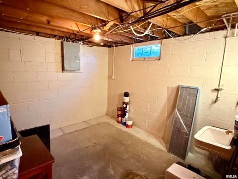 Tiny photo for 1043 14TH Avenue S, Clinton, IA 52732 (MLS # QC4269234)