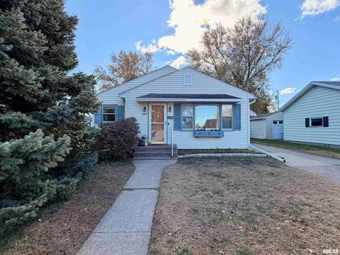 Photo of 1043 14TH Avenue S, Clinton, IA 52732 (MLS # QC4269234)