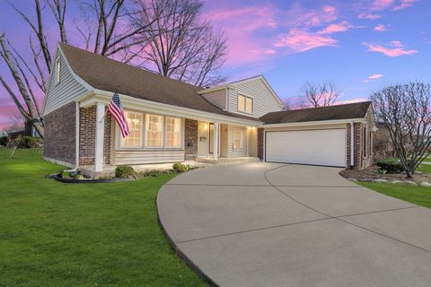 Photo of 915 N Saratoga Drive, Palatine, IL 60074 (MLS # 12481820)