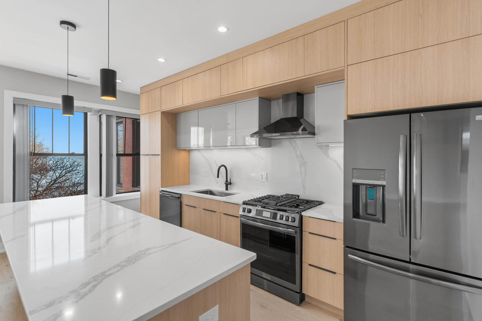 7518 N Eastlake Terrace 3