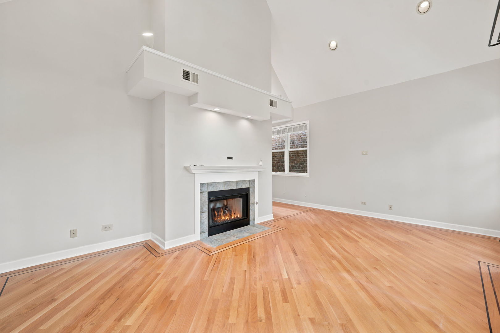 920 W Wolfram Street 4