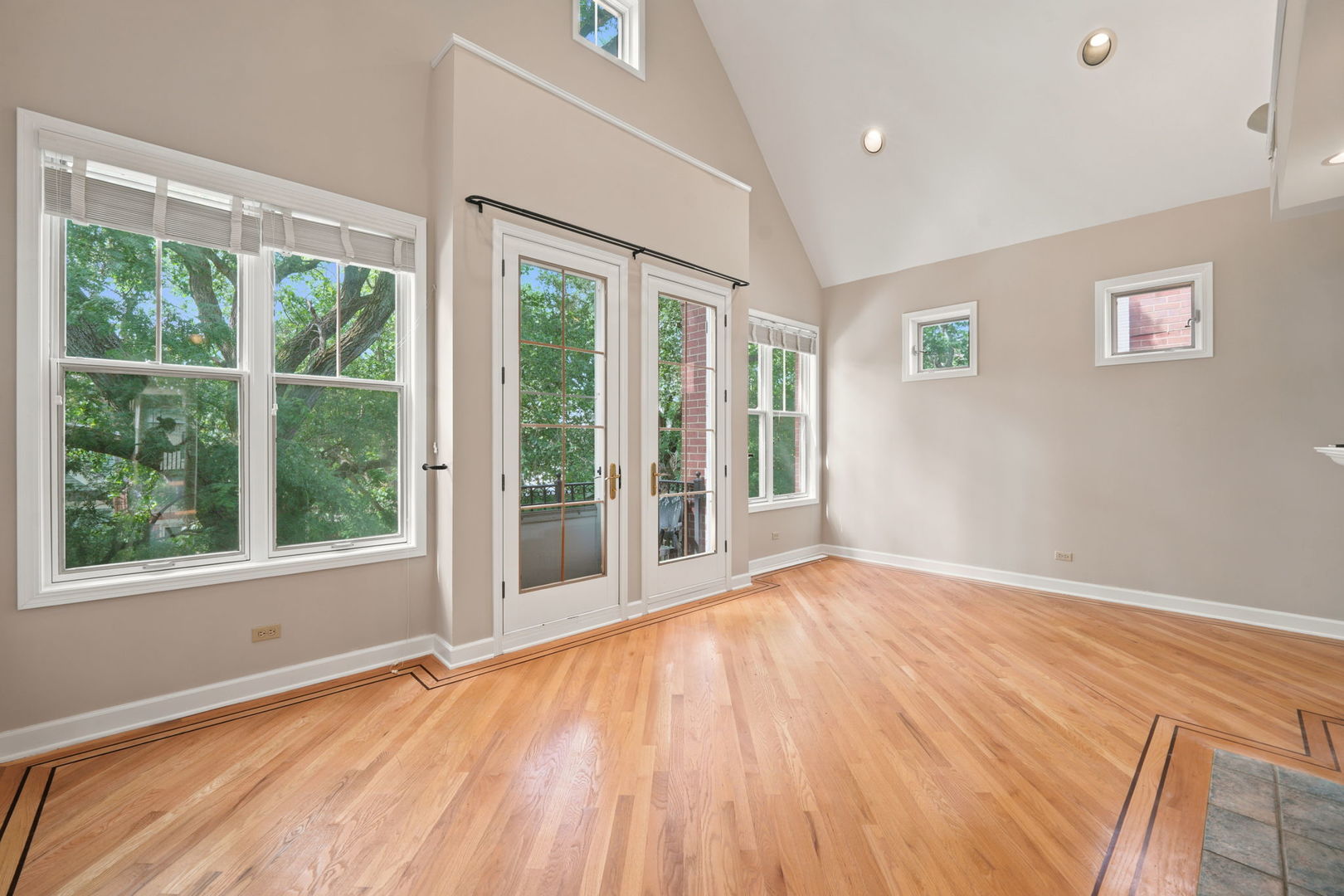920 W Wolfram Street 4