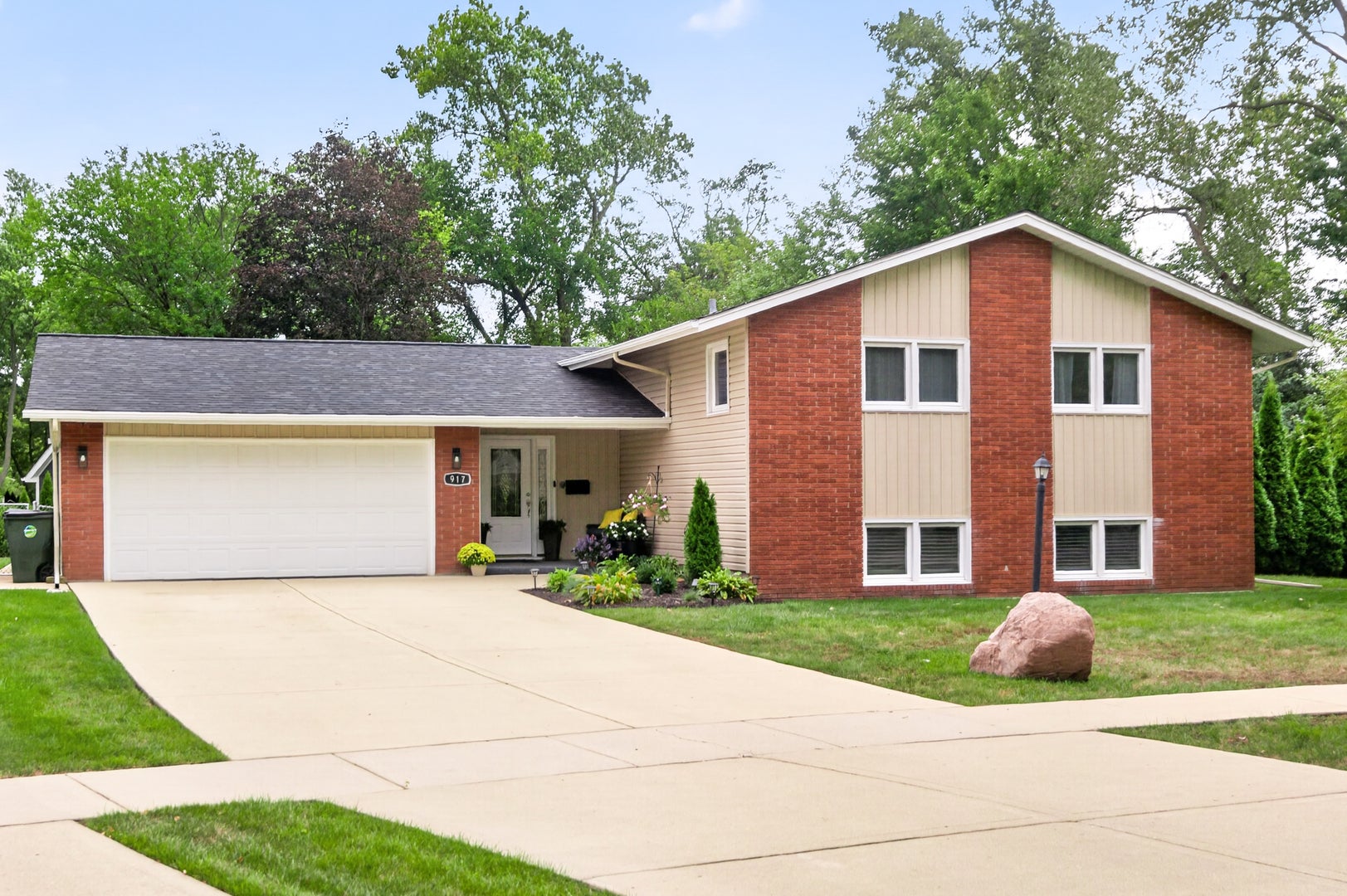 917 E Schirra Drive