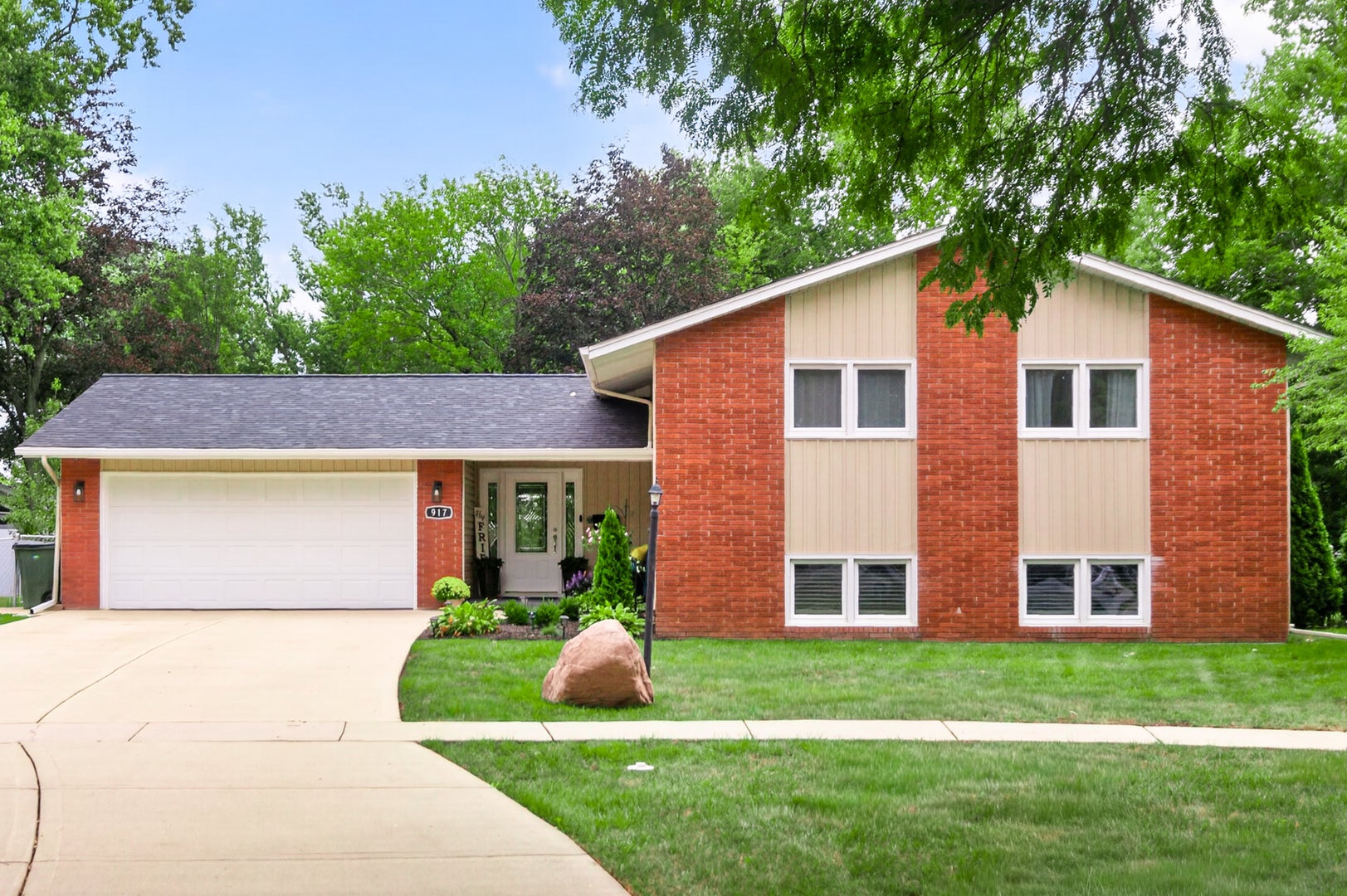 917 E Schirra Drive