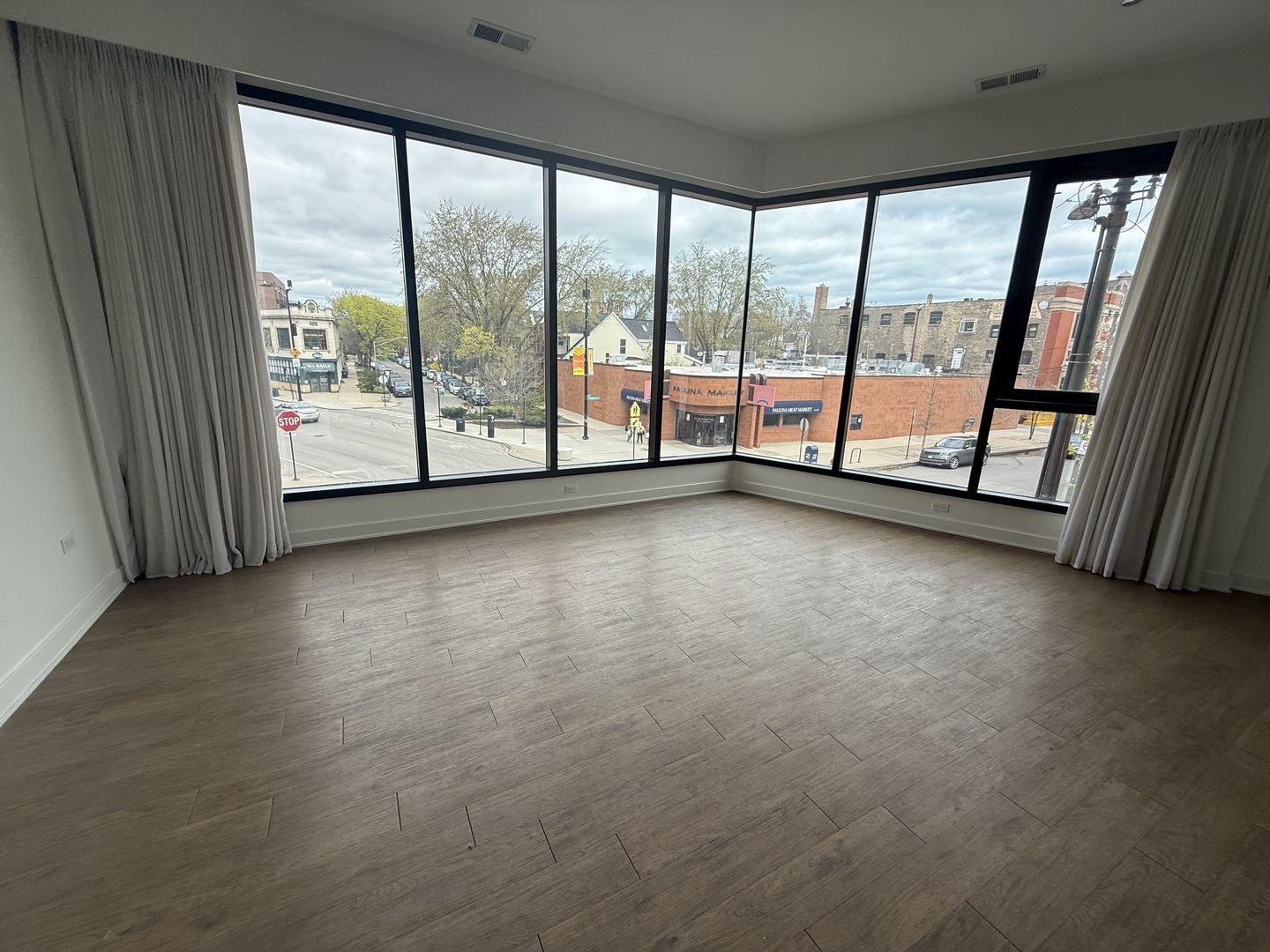 3462 N Lincoln Avenue 202