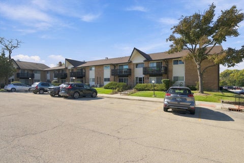 Tiny photo for 19A Kingery Quarter #204, Willowbrook, IL 60527 (MLS # 12790719)