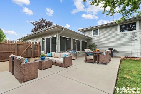 Tiny photo for 1942 Trail Ridge Street, Arlington Heights, IL 60004 (MLS # 12519169)