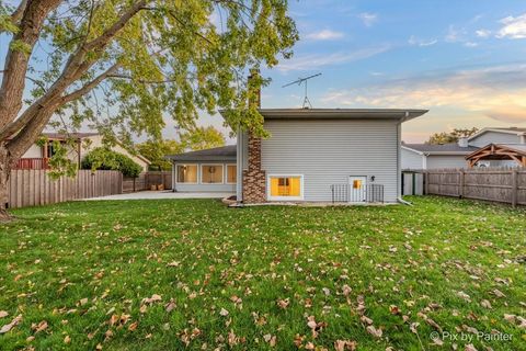 Tiny photo for 1942 Trail Ridge Street, Arlington Heights, IL 60004 (MLS # 12519169)