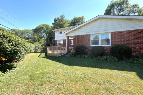 Tiny photo for 2022 E Woodview Drive, Mount Prospect, IL 60056 (MLS # 12700063)