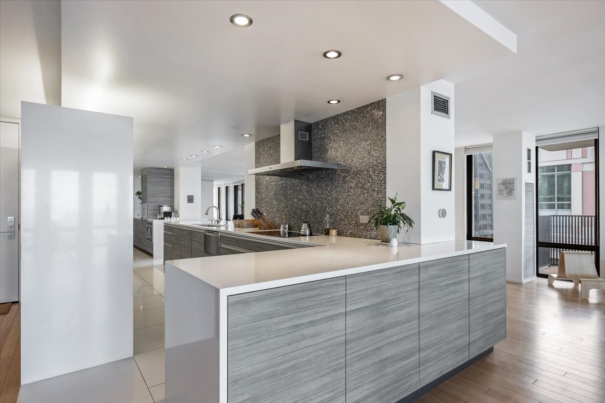 200 E DELAWARE Place 32AF