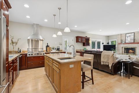 Tiny photo for 300 E Crescent Avenue, Elmhurst, IL 60126 (MLS # 12467371)