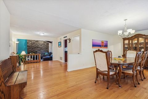 Tiny photo for 512 S Busse Road, Mount Prospect, IL 60056 (MLS # 12502258)