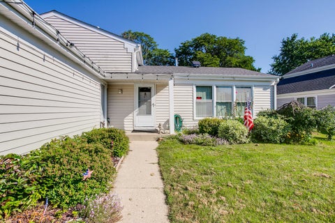 Tiny photo for 600 Thompson Boulevard, Buffalo Grove, IL 60089 (MLS # 12744477)