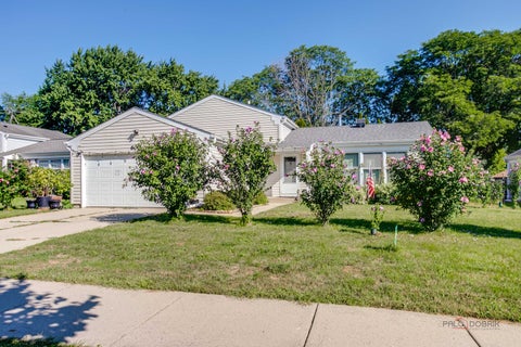 Tiny photo for 600 Thompson Boulevard, Buffalo Grove, IL 60089 (MLS # 12744477)