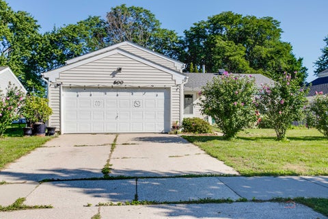 Photo of 600 Thompson Boulevard, Buffalo Grove, IL 60089 (MLS # 12744477)