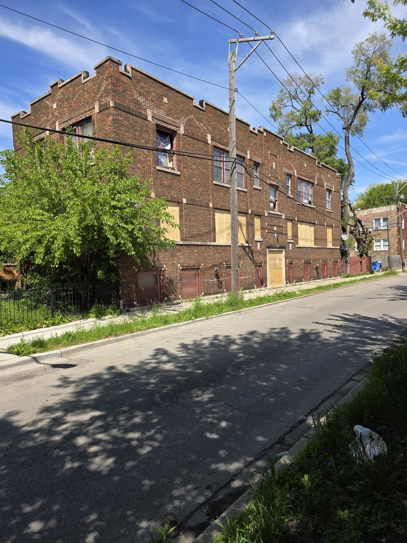 5124 W Kinzie Avenue