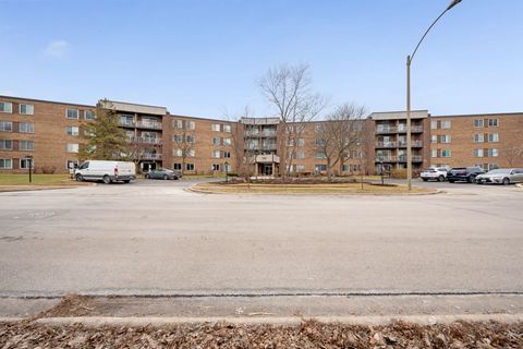 Photo of 909 E Kenilworth Avenue #321, Palatine, IL 60074 (MLS # 12572275)