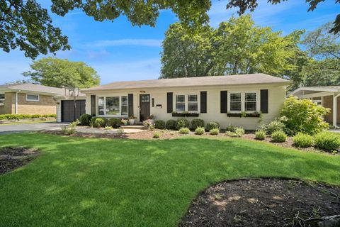 Photo of 505 Pine Court, Lake Bluff, IL 60044 (MLS # 12430546)