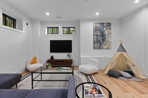 Tiny photo for 3719 N Bosworth Avenue, Chicago, IL 60613 (MLS # 12472954)