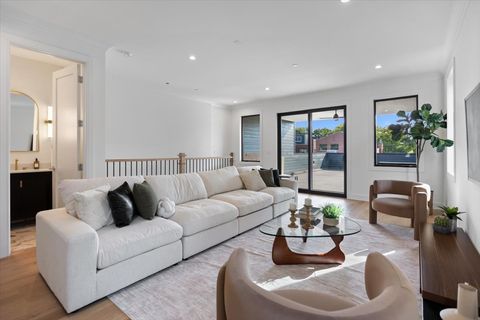 Tiny photo for 3719 N Bosworth Avenue, Chicago, IL 60613 (MLS # 12472954)
