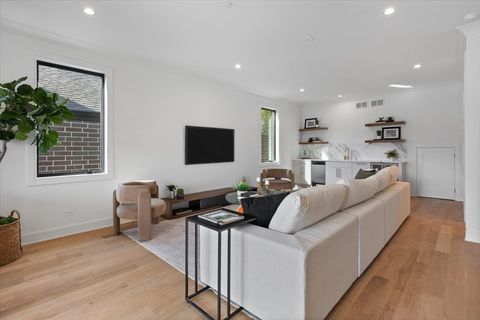 Tiny photo for 3719 N Bosworth Avenue, Chicago, IL 60613 (MLS # 12472954)