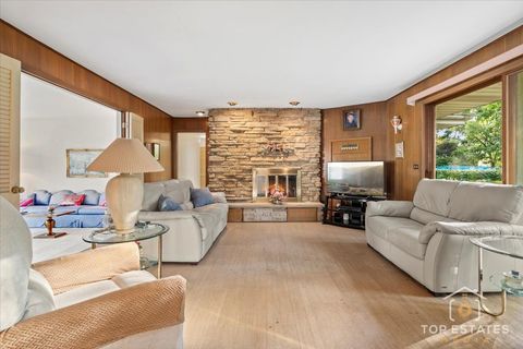 Tiny photo for 980 Apple Creek Lane, Des Plaines, IL 60016 (MLS # 12490315)