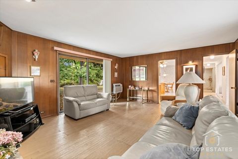 Tiny photo for 980 Apple Creek Lane, Des Plaines, IL 60016 (MLS # 12490315)