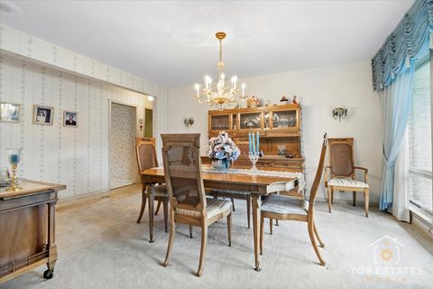 Tiny photo for 980 Apple Creek Lane, Des Plaines, IL 60016 (MLS # 12490315)