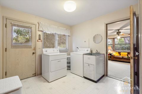 Tiny photo for 980 Apple Creek Lane, Des Plaines, IL 60016 (MLS # 12490315)
