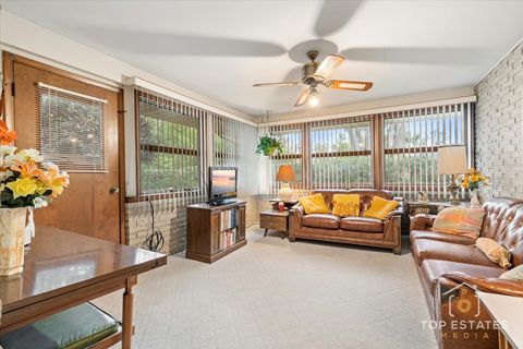 Tiny photo for 980 Apple Creek Lane, Des Plaines, IL 60016 (MLS # 12490315)