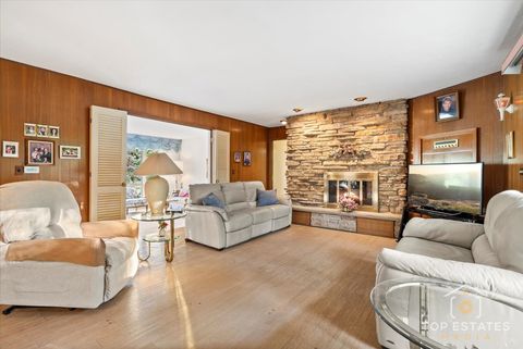 Tiny photo for 980 Apple Creek Lane, Des Plaines, IL 60016 (MLS # 12490315)