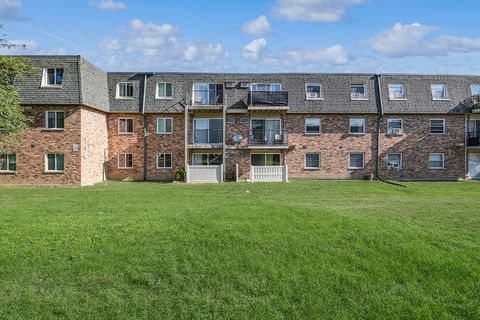 Tiny photo for 9954 S 84th Terrace #109, Palos Hills, IL 60465 (MLS # 12567084)