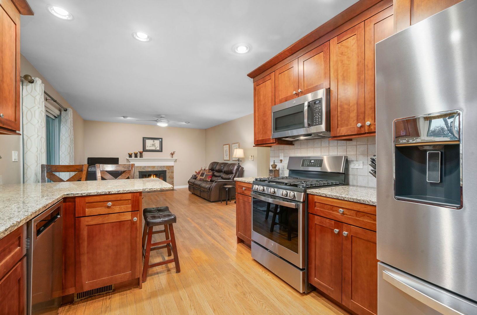 Vernon Hills, Illinois 60061, United States, 4 Bedrooms Bedrooms, ,3 BathroomsBathrooms,Residential,Contingent,247027