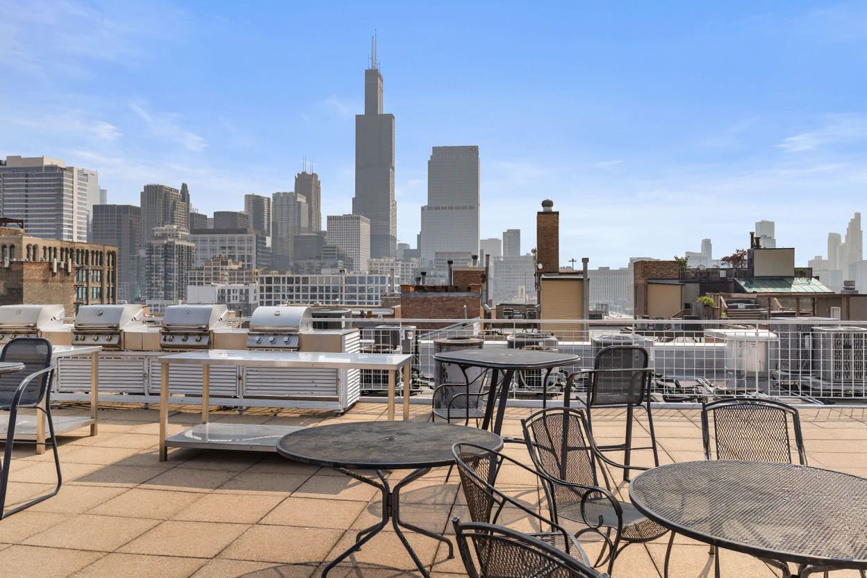 933 W Van Buren Street 910
