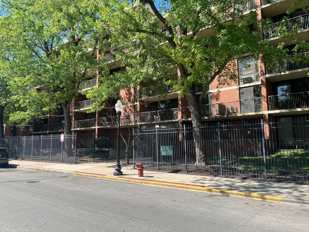 Photo for 3021 S Michigan Avenue #304, Chicago, IL 60616 (MLS # 12459351)