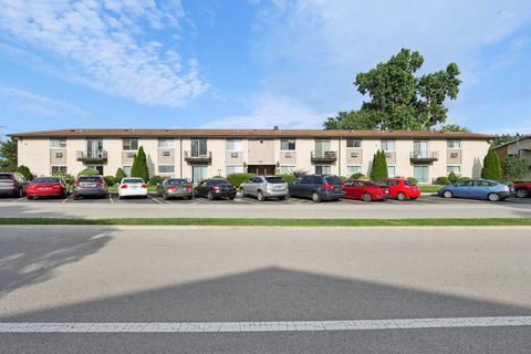 Tiny photo for 8999 Kennedy Drive #1B, Des Plaines, IL 60016 (MLS # 12485181)