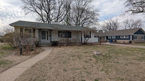 Photo of 1 Parkwood Drive, Davenport, IA 52803 (MLS # 12597959)