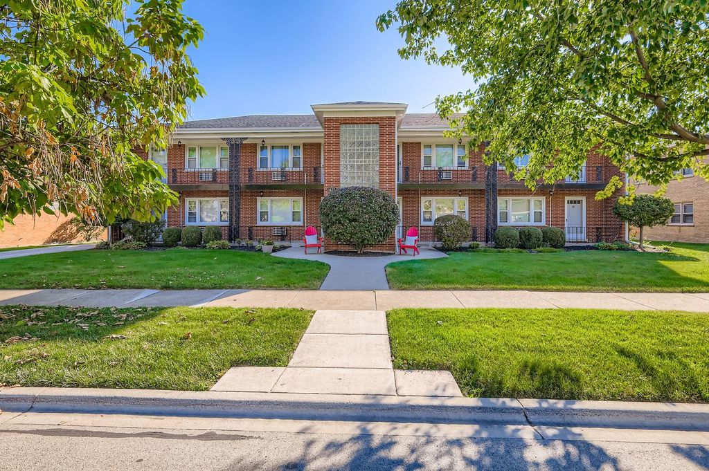 Photo for 1427 Homestead Road #H, La Grange Park, IL 60526 (MLS # 12473064)