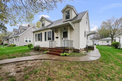 Tiny photo for 925 24th Street, Moline, IL 61265 (MLS # 12605118)