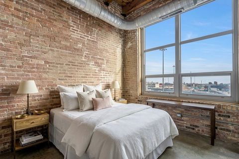 Tiny photo for 770 W Gladys Avenue #601, Chicago, IL 60661 (MLS # 12600532)