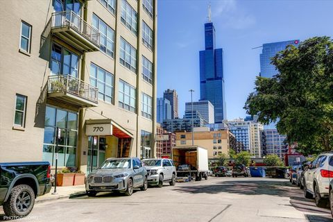 Tiny photo for 770 W Gladys Avenue #601, Chicago, IL 60661 (MLS # 12600532)