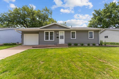 Photo of 4233 Warren Street, Davenport, IA 52806 (MLS # 12663374)