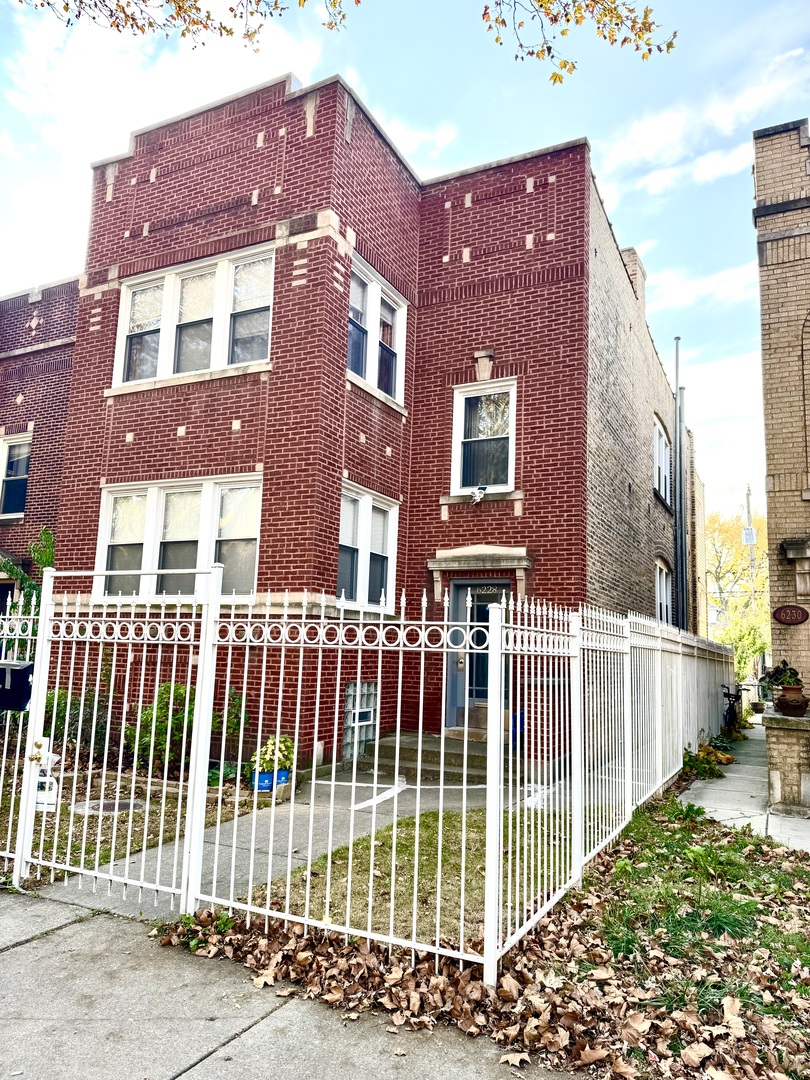 6228 N Artesian Avenue