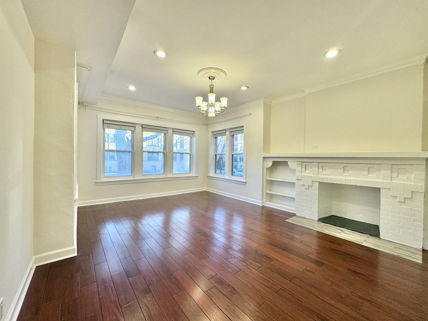 6228 N Artesian Avenue